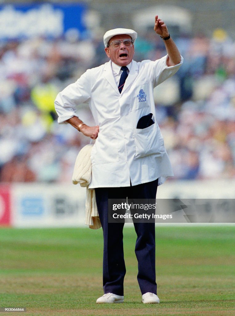 cricket-umpire-harold-dickie-bird.jpg