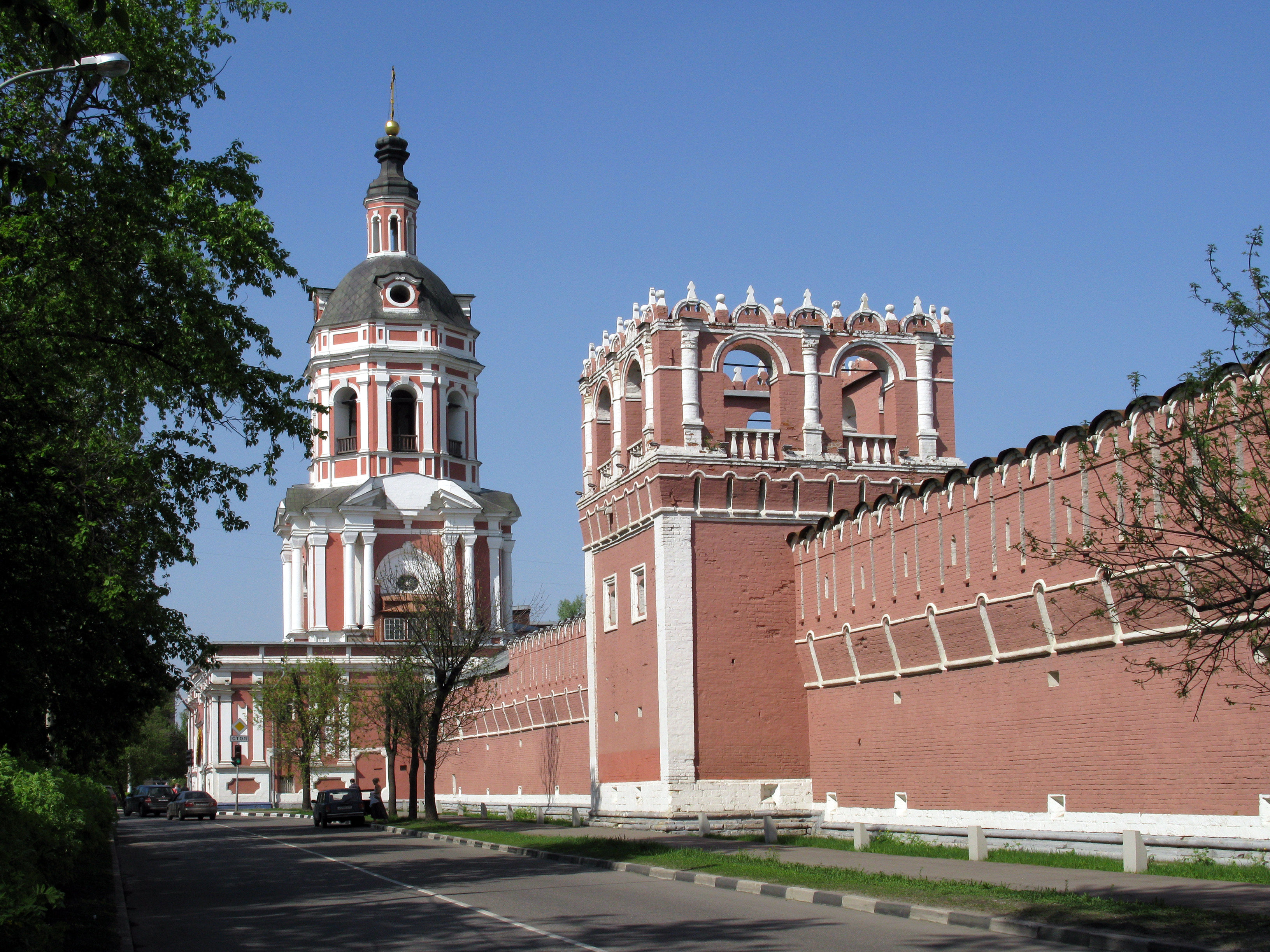 Walls_and_towers_of_Donskoy_Monastery_05.jpg