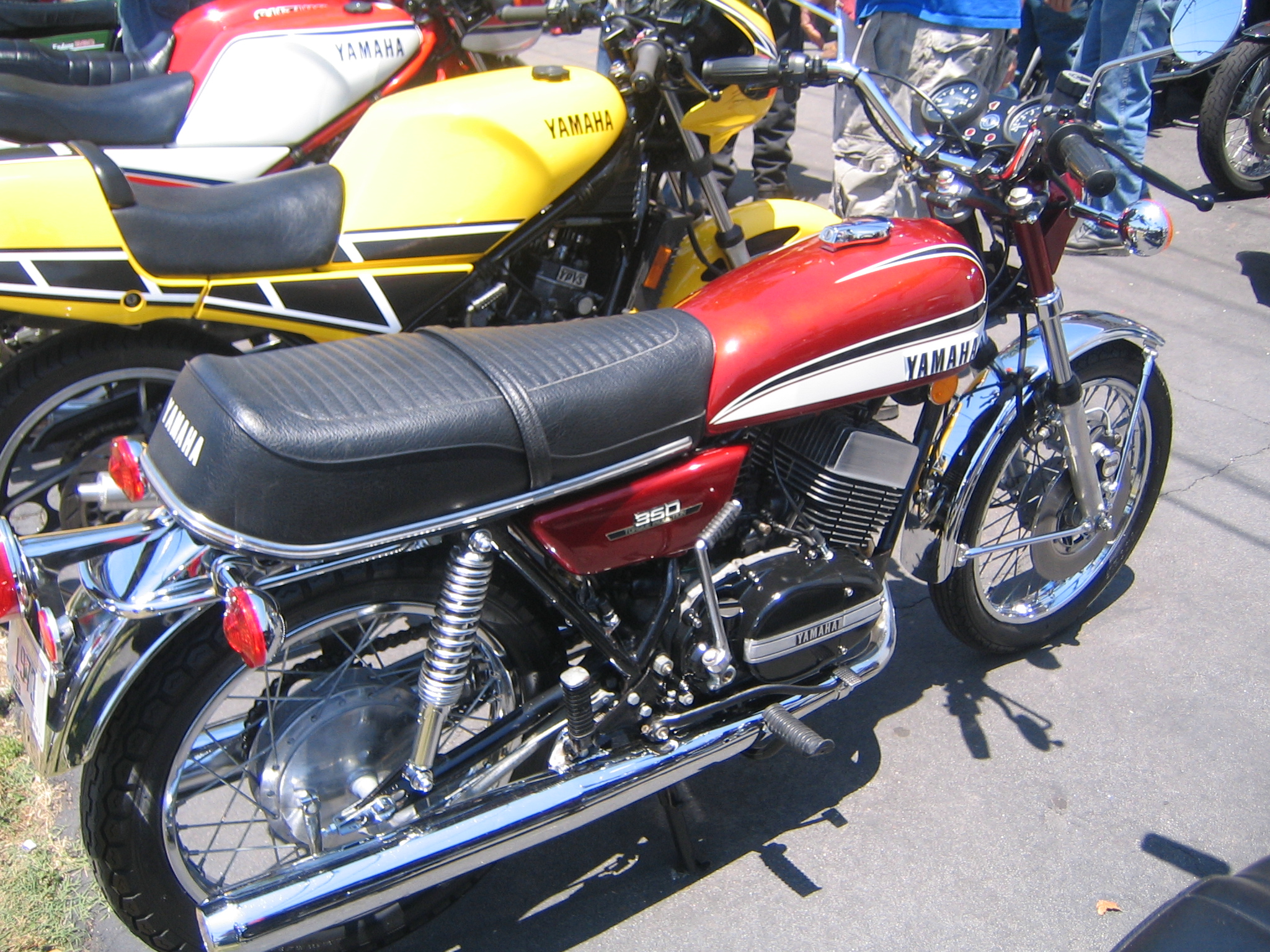 Yamaha_RD350_maroon.jpg