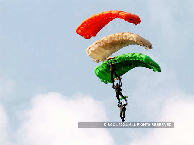 skydivers-belonged-to-the-akash-ganga-team-of-iaf.jpg