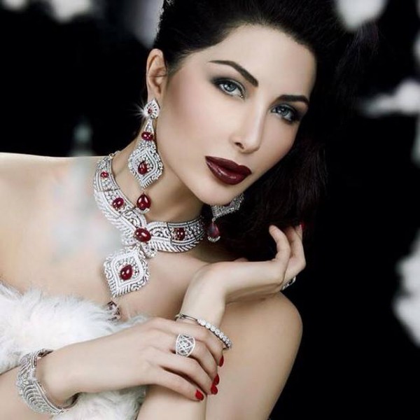 Pakistani-Celebrities-endorsing-Afzal-Jewelers-7-600x600.jpg