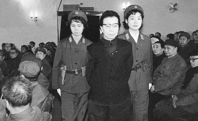 Jiang_Qing_at_trial.jpg