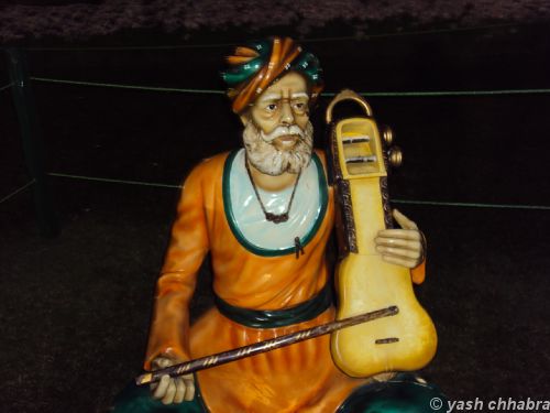 Statue-of-a-man-playing-violine-Terraced-Garden.jpg