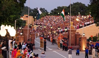 International_border_at_Wagah_-_evening_flag_lowering_ceremony-1-320x190.jpg