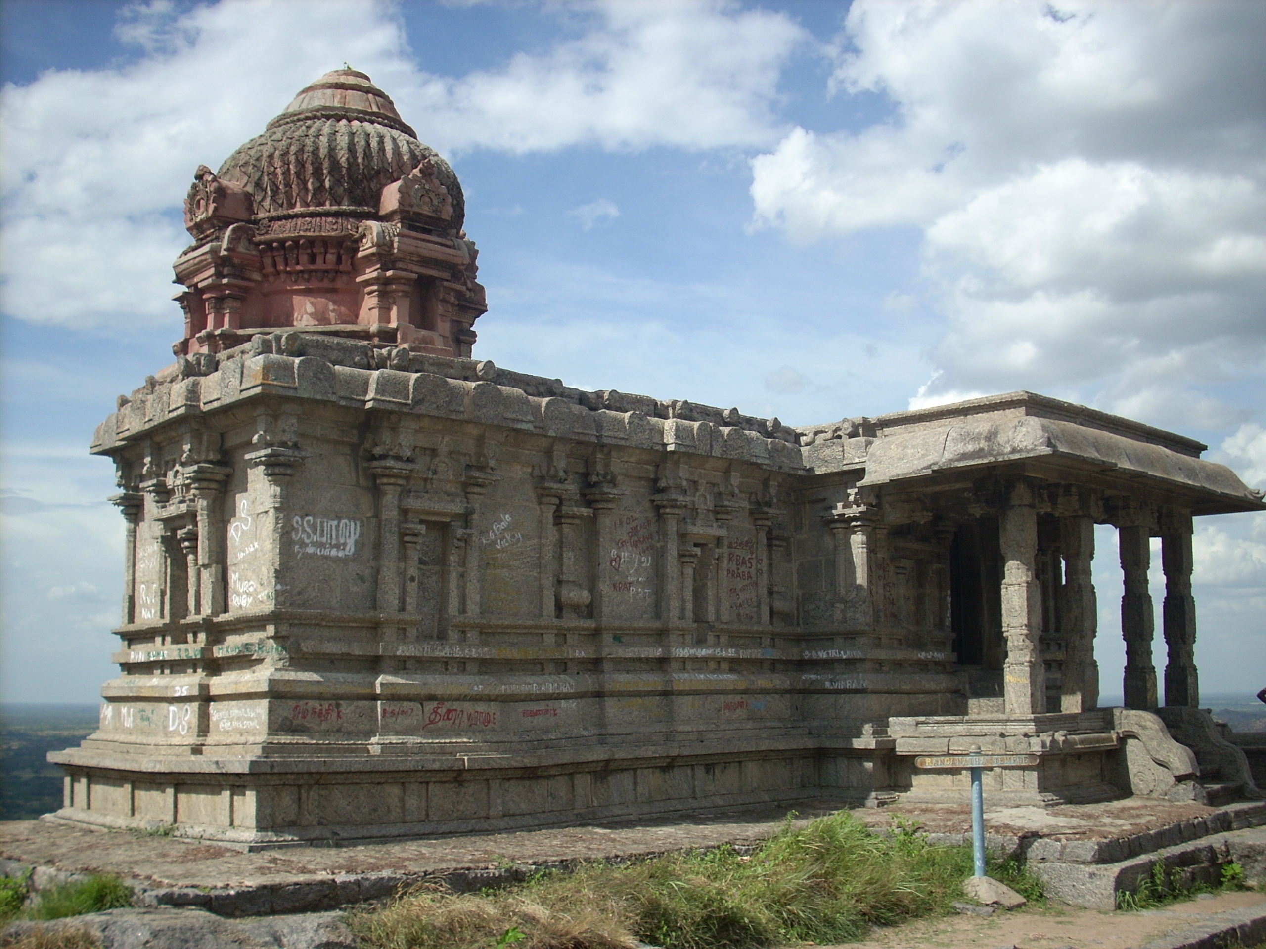 Gingee_fort-Temple_in_top_of_the_fort.JPG