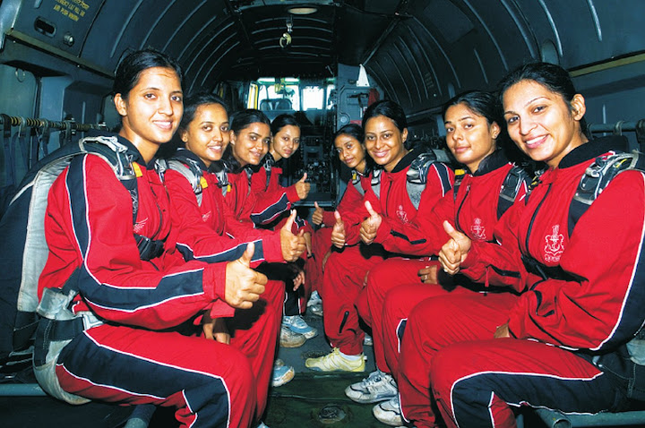 Indian-Navy-Women-SkyDiver.jpg