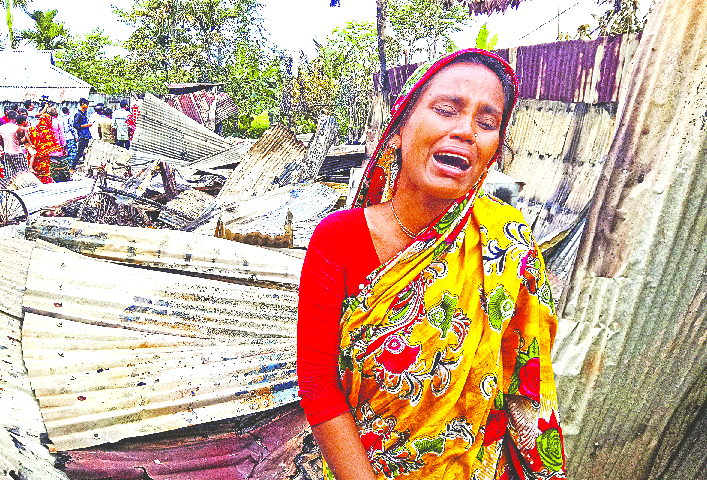 Nanda Rani wails while mob burns her house in Boro Karimpur area in Majhipara village of Rangpur’s Pirganj upazila on Sunday night. 