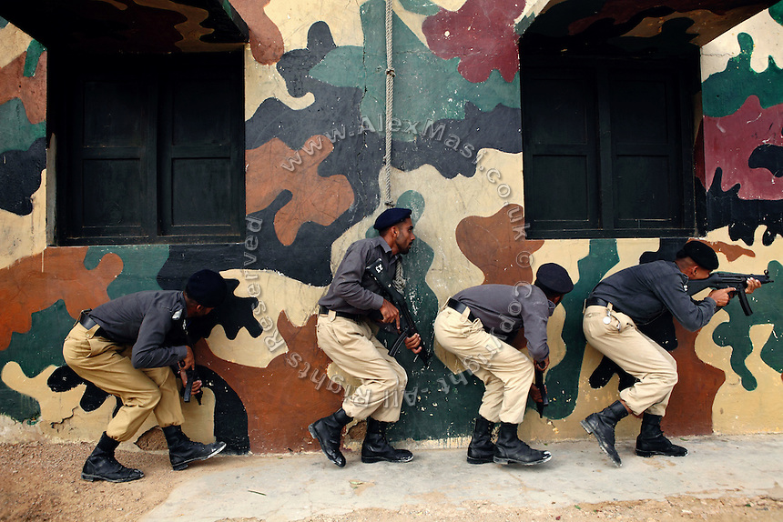 Protecting-Karachi-Alex-Masi-Pakistan-018.jpg
