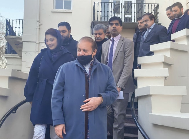 <p>Nawaz Sharif, Maryam Nawaz and other PML-N leaders file out of Stanhope House after a top-level huddle, on Thursday.—Photo by the writer</p>
