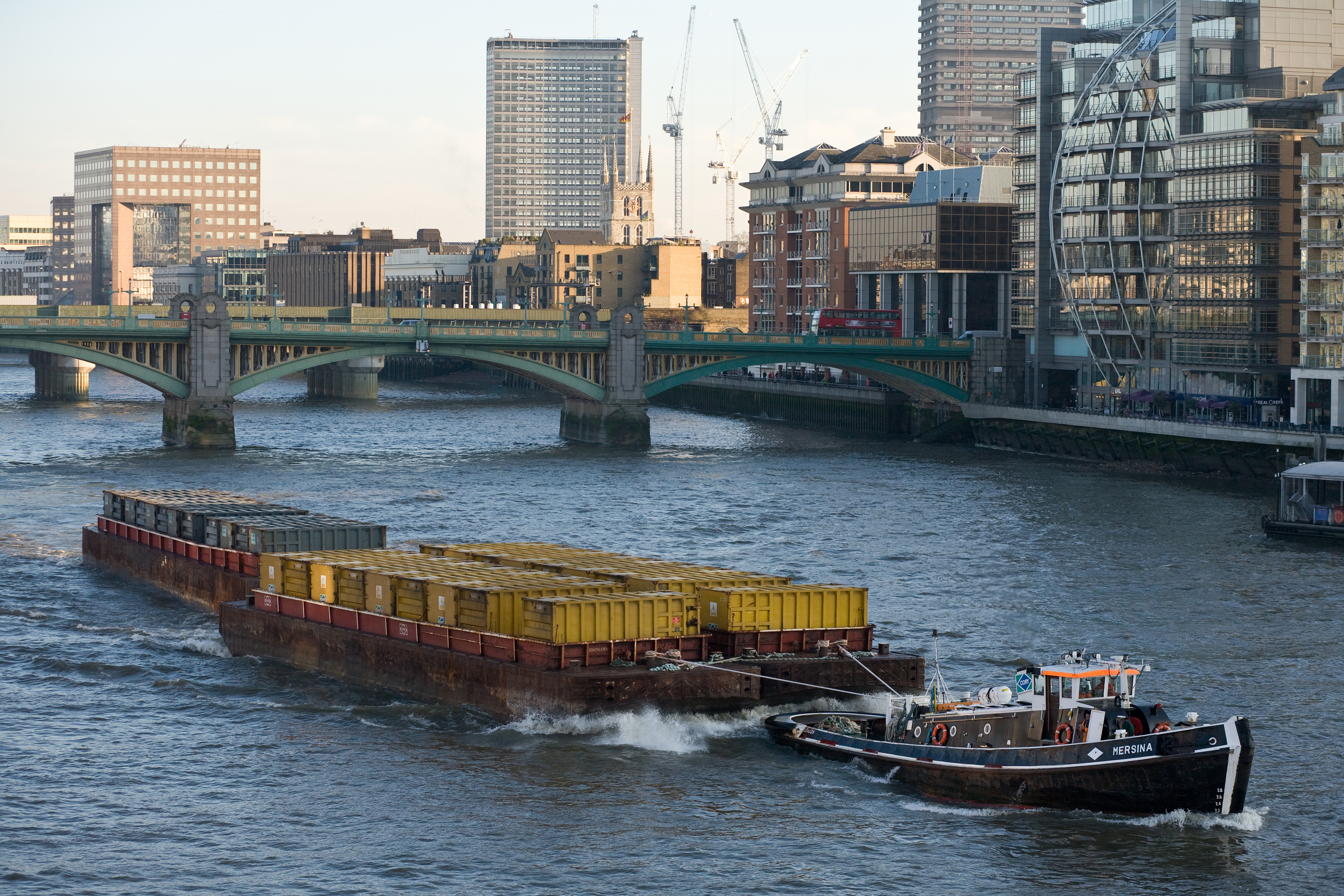 Barge_on_River_Thames,_London_-_Dec_2009.jpg