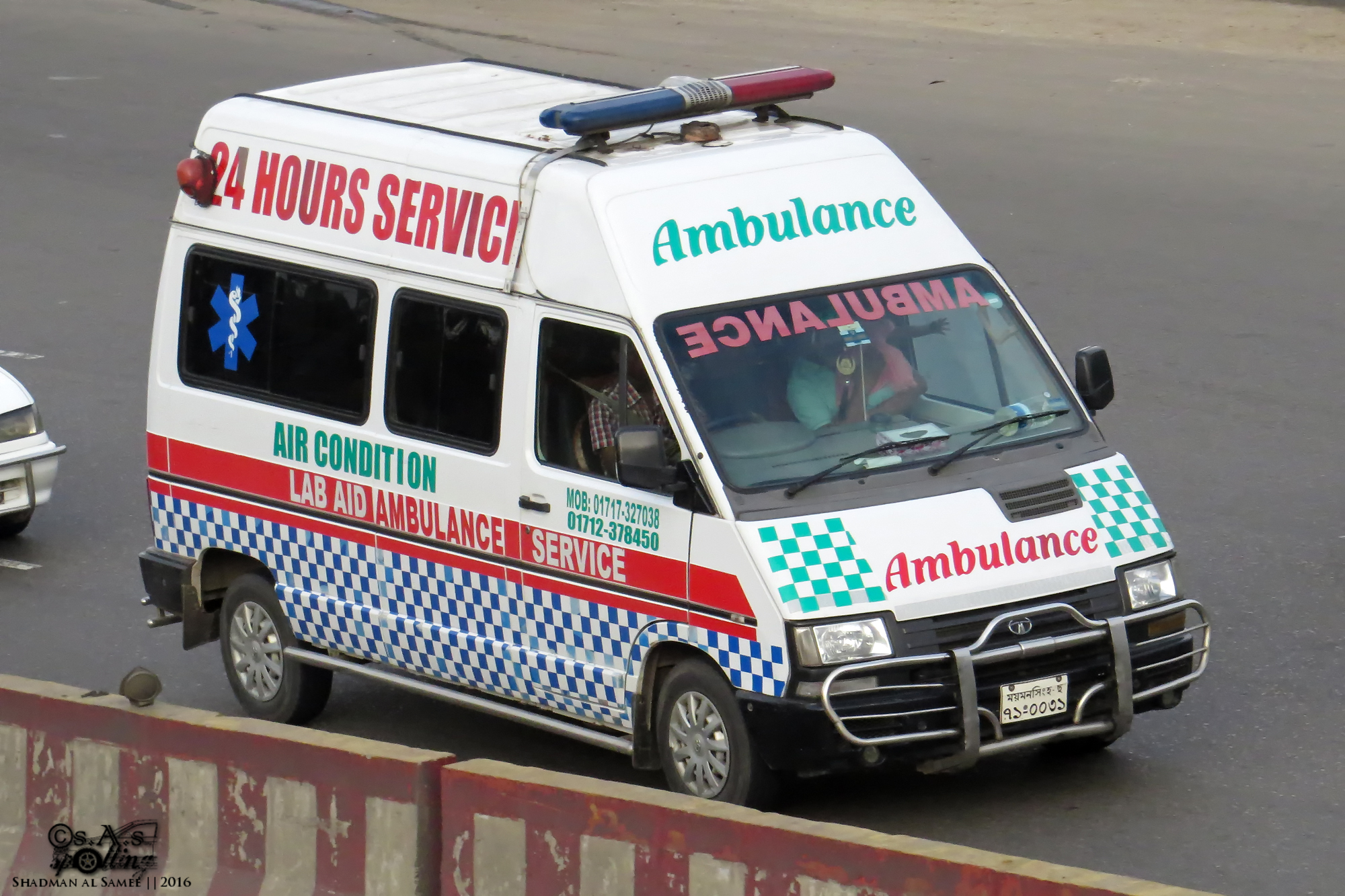 Tata_Winger_ambulance%2C_Bangladesh_(29135613425).jpg