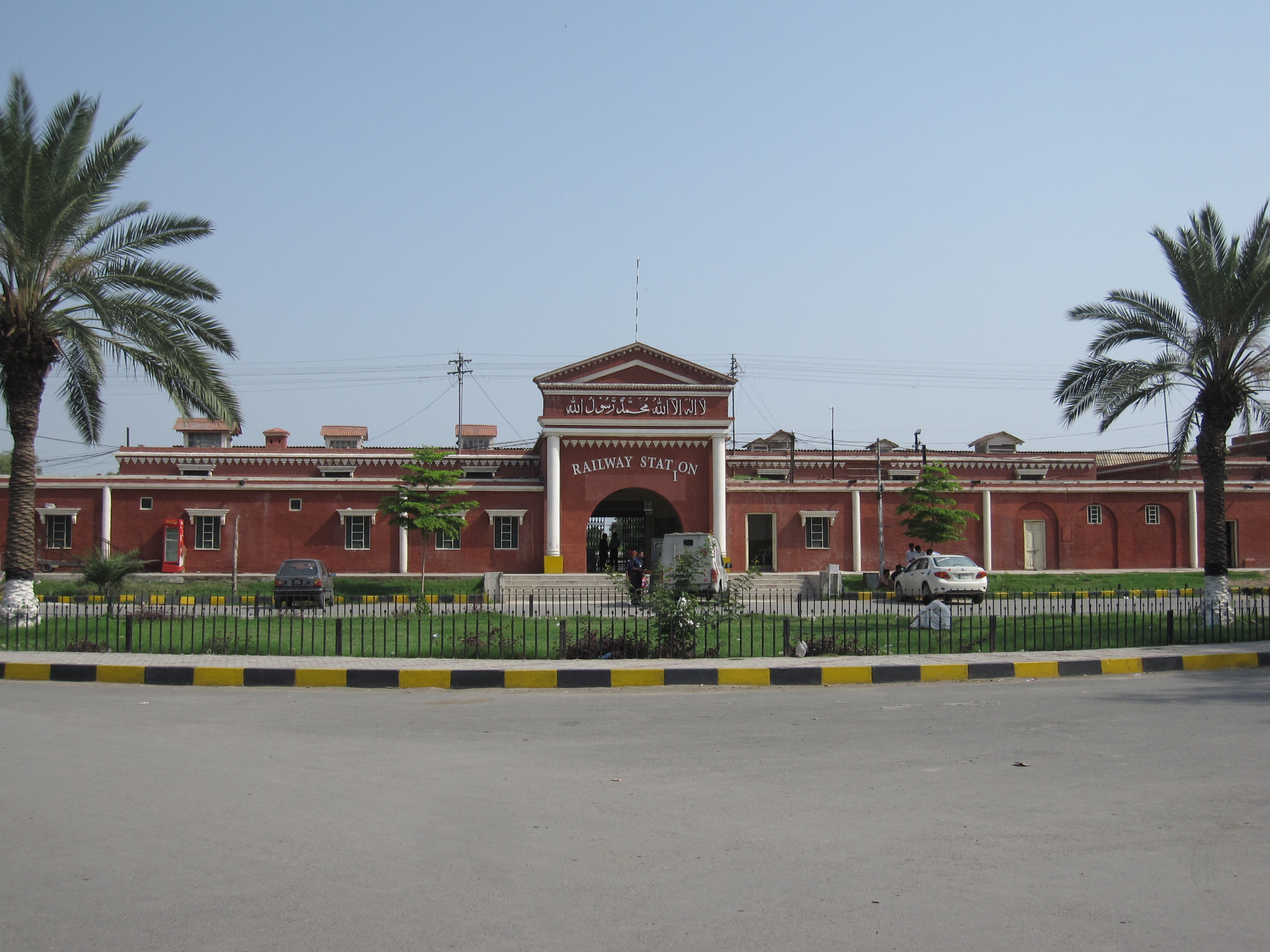 Railway_station_(Faisalabad).JPG