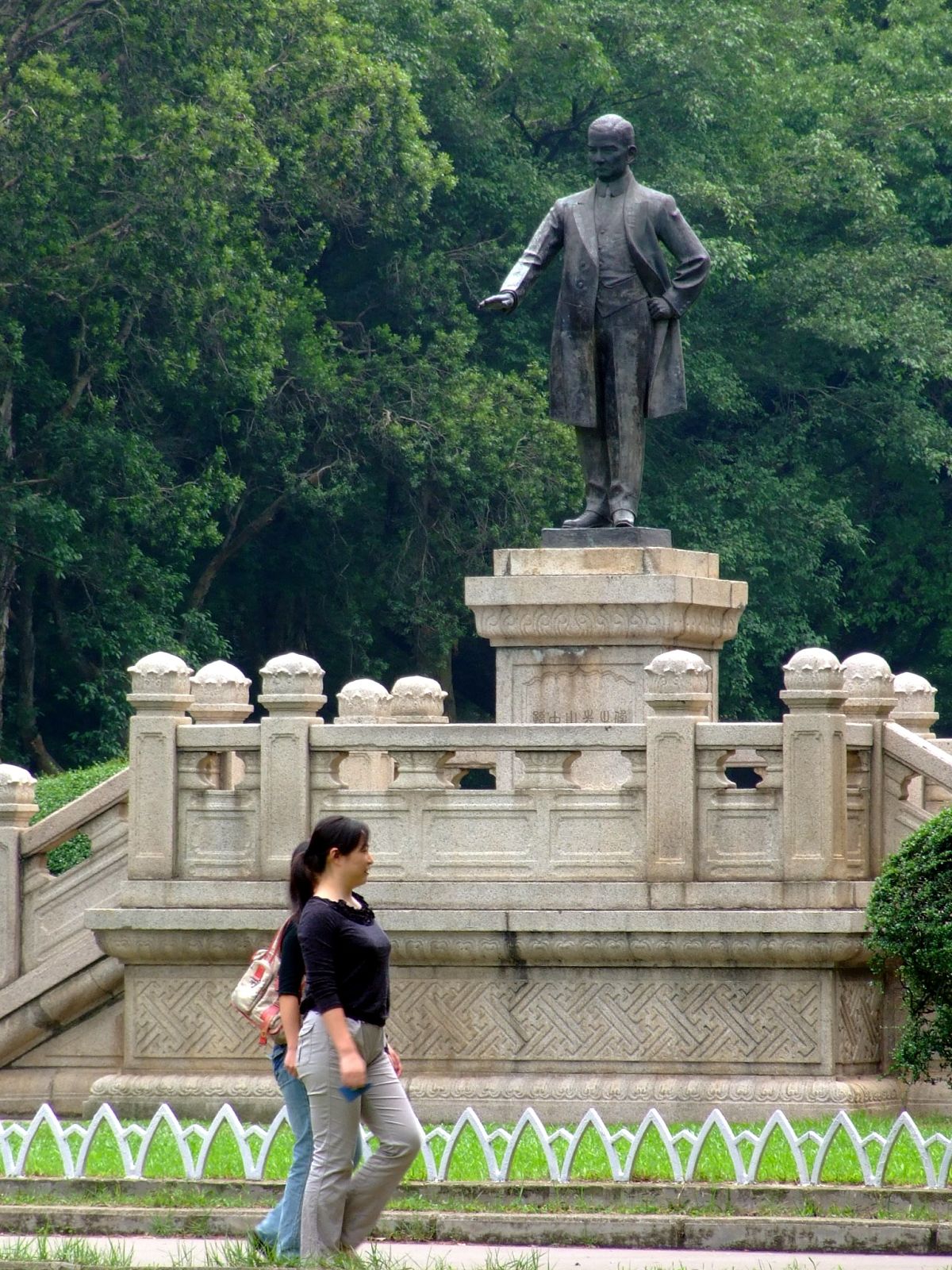 Sun_Yat-sen_University_statue.jpg