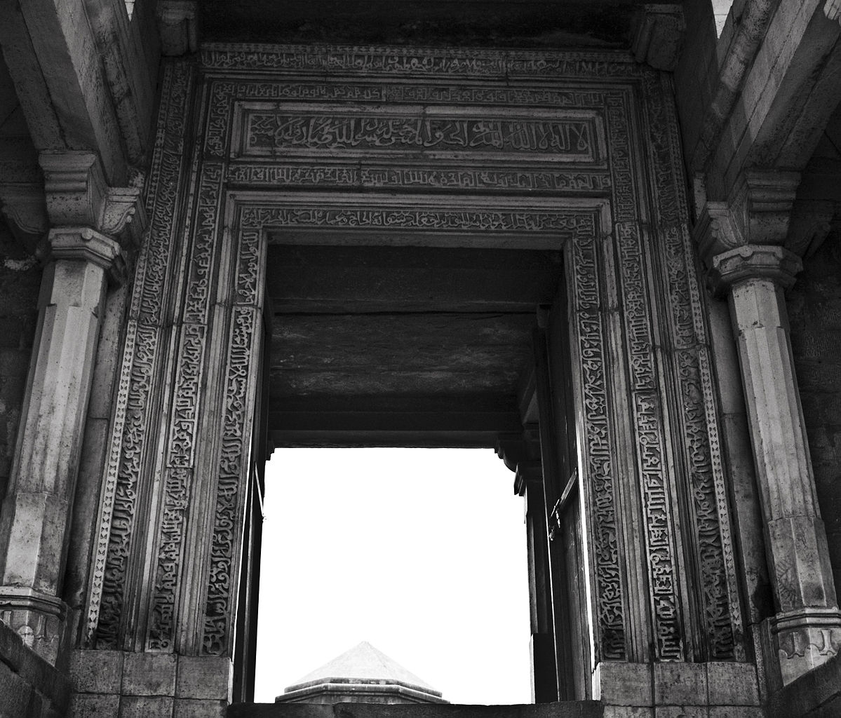 1199px-Tomb_of_Sultan_Ghari_4.jpg