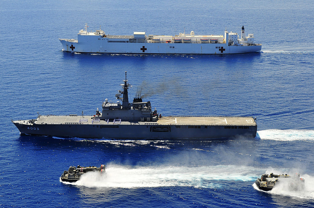 1024px-JS_Kunisaki_%28LST-4003%29_and_USNS_Mercy_%28T-AH-19%29_in_the_South_China_Sea%2C_-14_Jun._2010_a.jpg