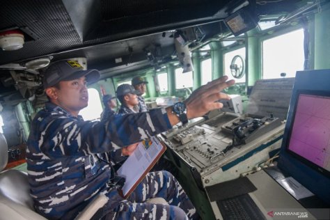 komandan-kri-teuku-umar-385-letkol-laut-p-bagus-cahya-utama-kiri-memberikan-komando-saat-operasi-siaga-tempur-laut-natuna-2020-di-laut-natuna.jpg