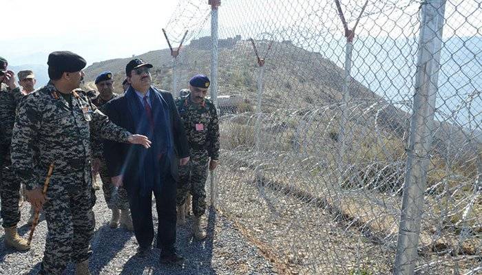 defence-minister-visits-pak-afghan-border-briefed-on-security-situation-1515598084-8734.jpg
