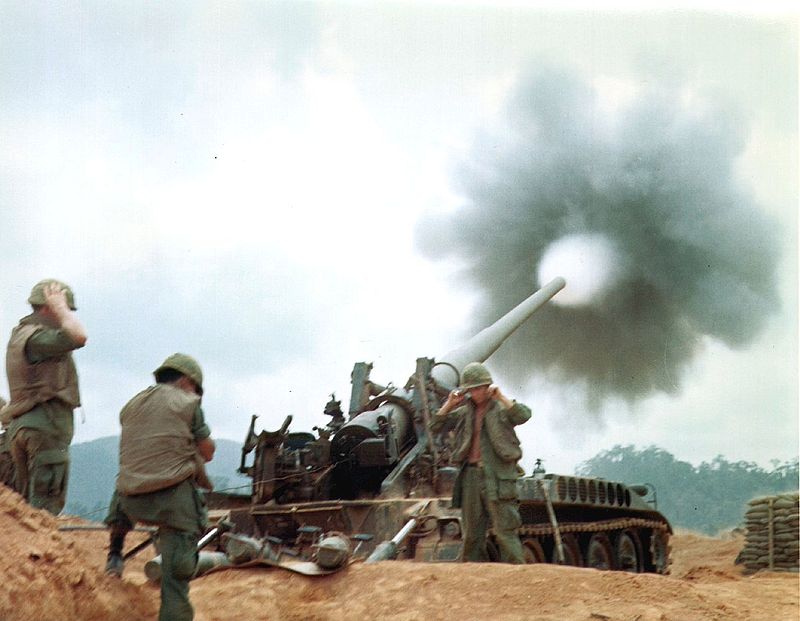 800px-M107_Firing_Vietnam_2.jpg