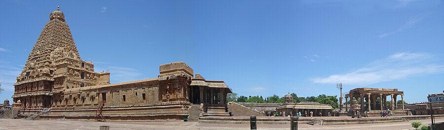 900px-Brihadeeswara_temple_Thanjavur_vista1.jpg