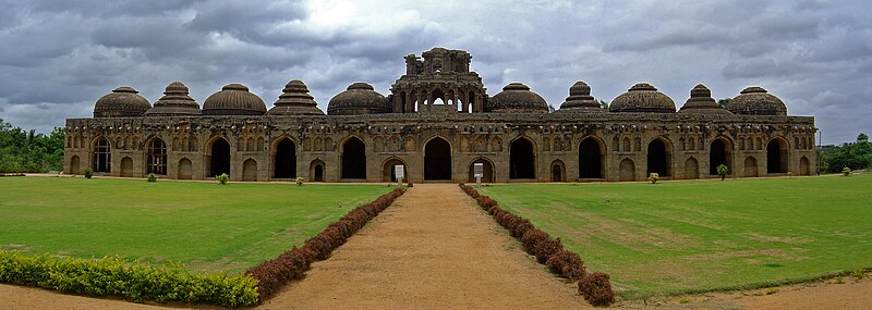 800px-Elephant_stables%2C_Hampi%2C_Karnataka%2C_India.jpg