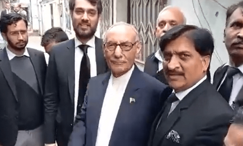 <p>Defence analyst and retired Lieutenant General Amjad Shoaib  is seen with his legal team after a case hearing in Islamabad on Thursday. — Picture courtesy: Murtaza Ali Shah/Twitter</p>