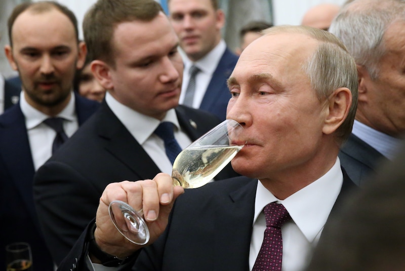 Seit Kriegsbeginn trinken russische Beamte offenbar deutlich häufiger Alkohol als zuvor.