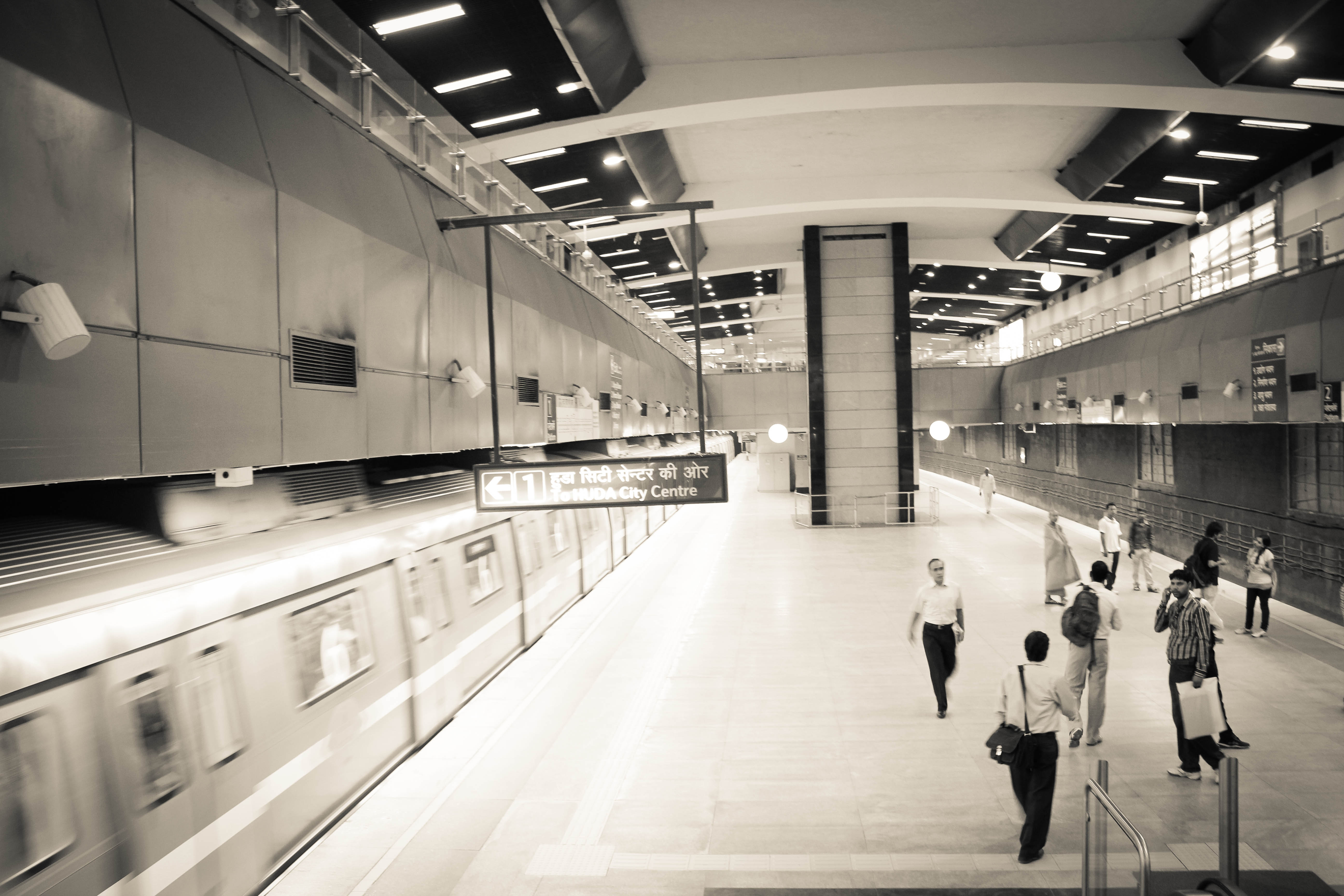 Delhi_underground_metro_station.jpg