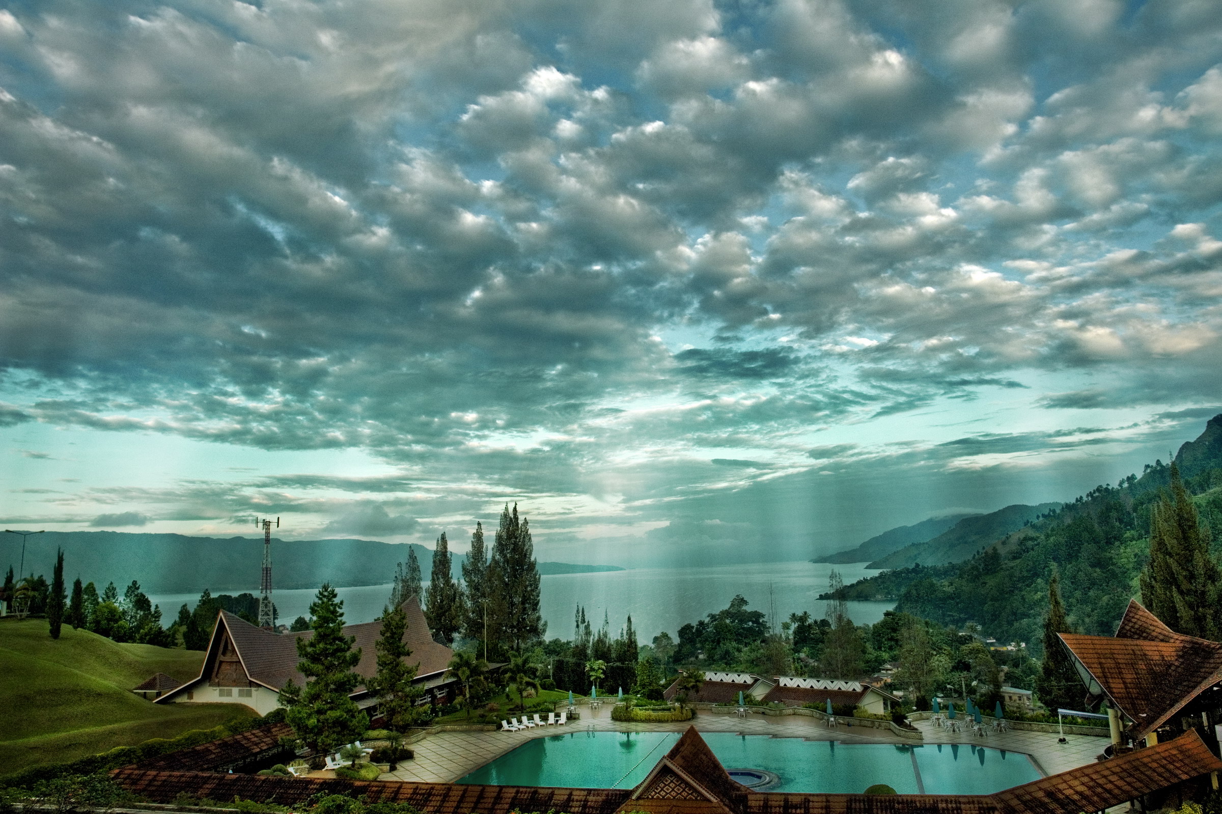 Lake_Toba_by_nnbudum.jpg