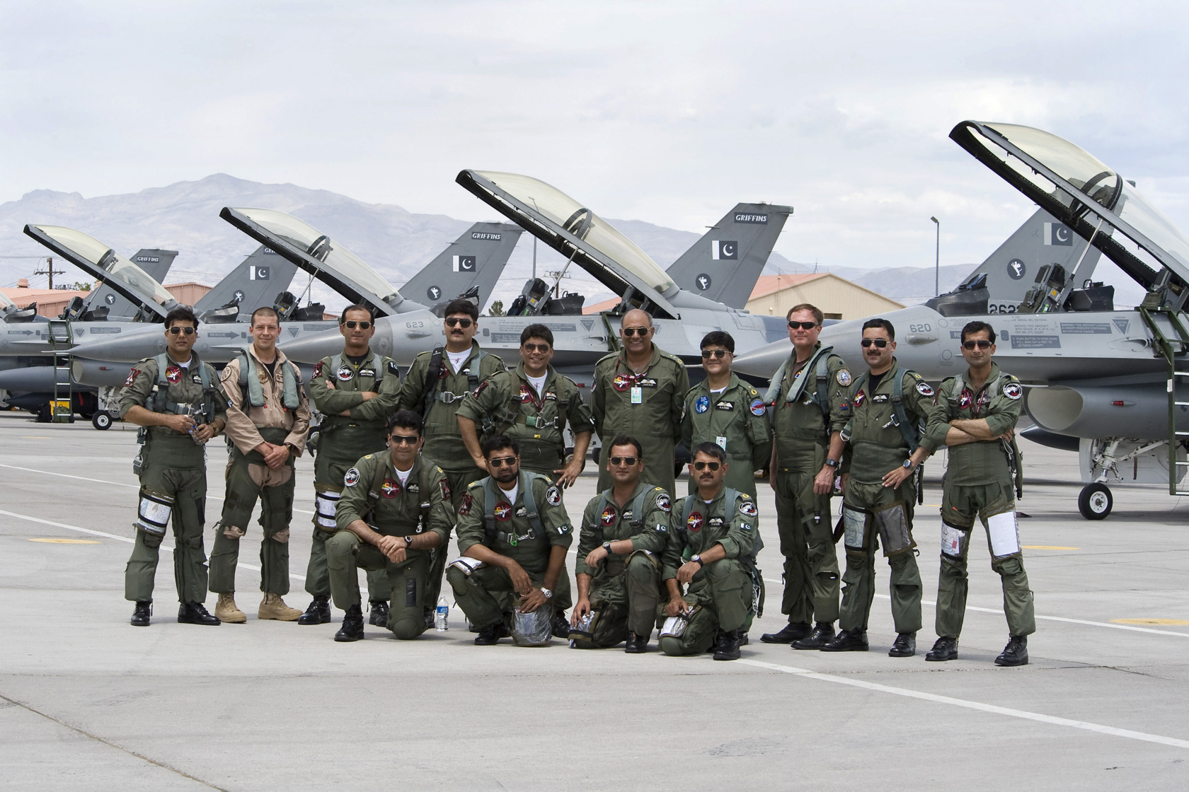 Pakistan_Air_Force_F-16_Red_Flag_2010_group_photo.jpg