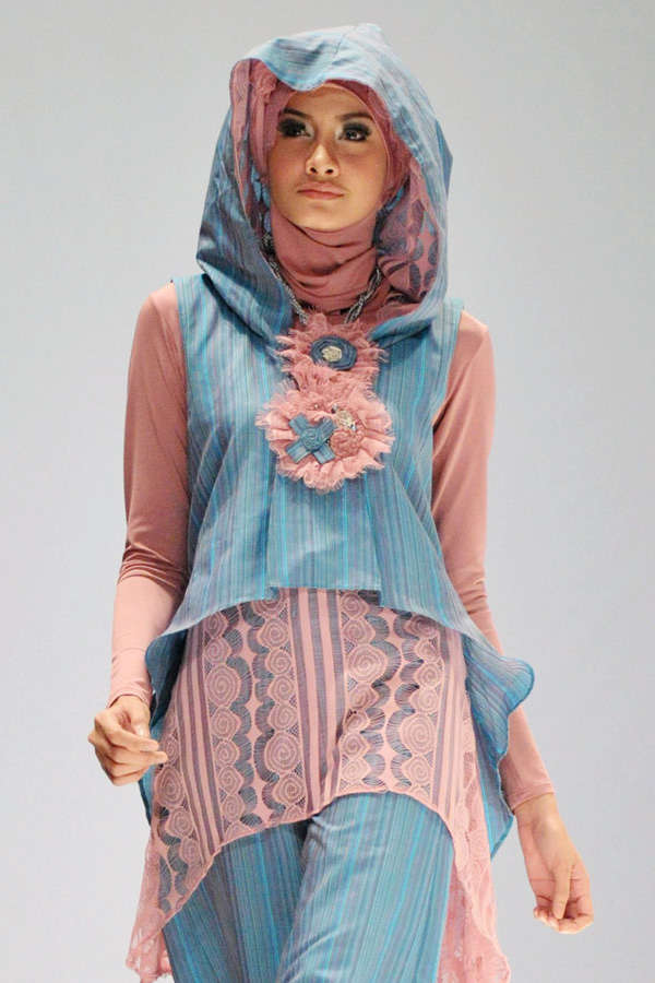 An-Indonesian-model-displays-a-Muslim-dress-design-during-the-four-day-Indonesia-Islamic-fashion-fair-2013-in-Jakarta-.jpg