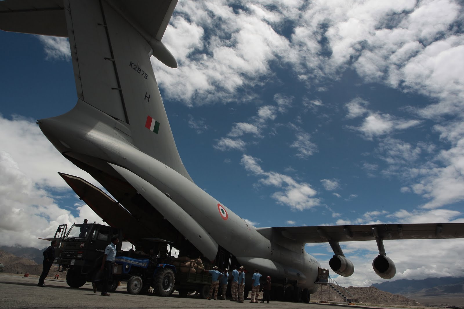 IL-76+being+offloaded+at+Leh+airfield-781583.jpg