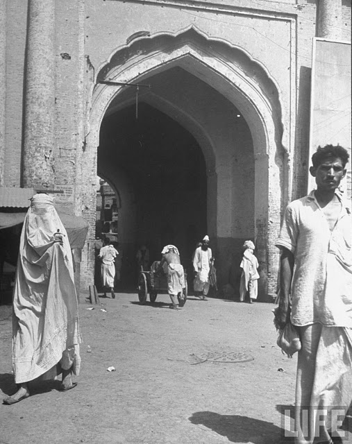 muslim-woman-on-the-street-of-lahore-1946.jpg