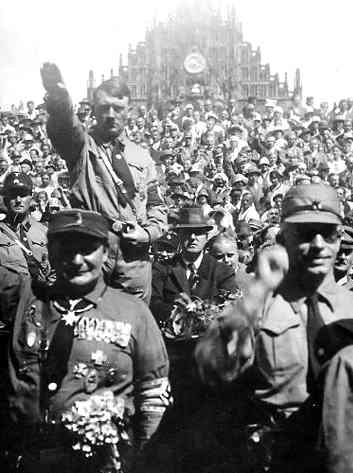 Adolf_Hitler_1928_sieg_heil_hail_to_victory_salute.jpg