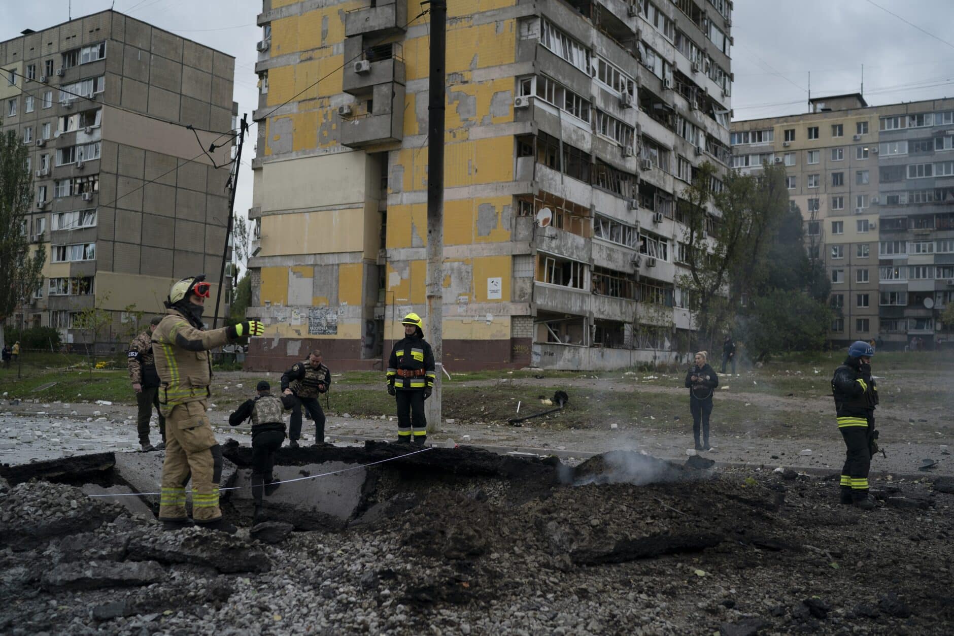 ukraine-dnipro-firefighters-crater-1880x1253.jpg