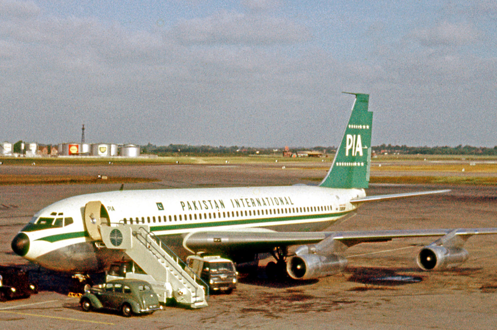 Boeing_720-040B_AP-AMG_PIA_LHR_24.06.62_edited-2.jpg