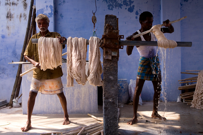 Cotton_dyeing_in_India.jpg