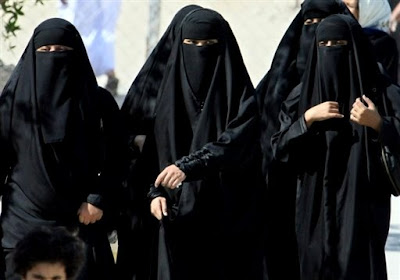 5b+Saudi-women-cross-a-street-in-Hofuf-city.jpg