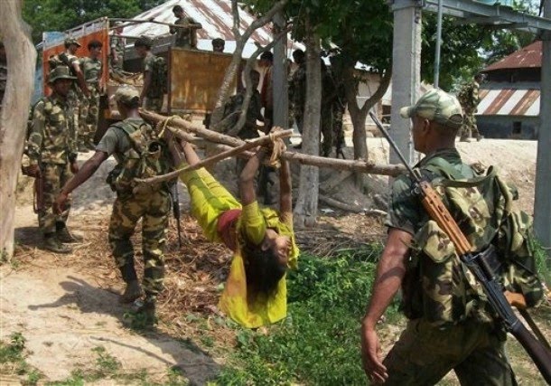 Indian+security+officers+carry+the+body+of+an+alleged+female+Maoist_16062010.jpg