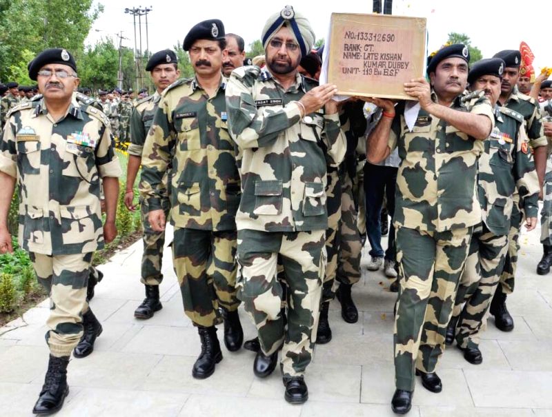 bsf-senior-officials-carry-the-body-of-soldier-320059.jpg