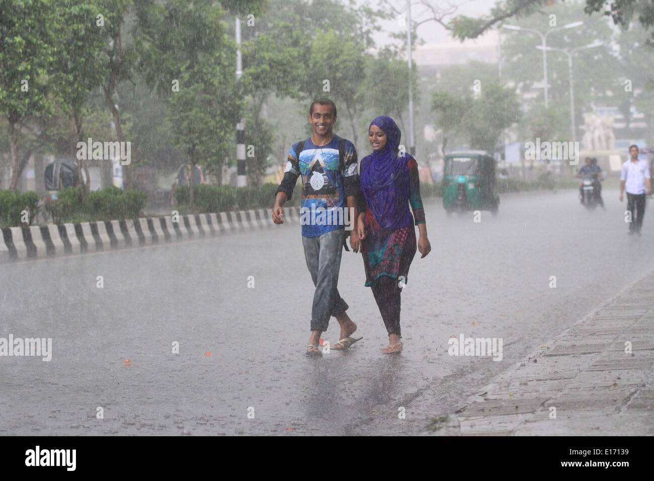 dhaka-bangladesh-25th-may-2014-heavy-rain-falls-in-the-area-around-E17139.jpg
