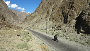 160202110103-pakistan-motorcycle-girl8karakoram-highway-in-skardu-medium-plus-169.jpg