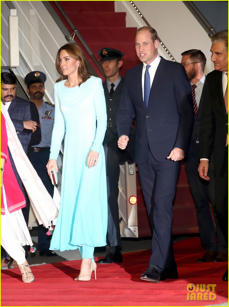 kate-middleton-prince-william-arrive-in-pakistan-06.jpg