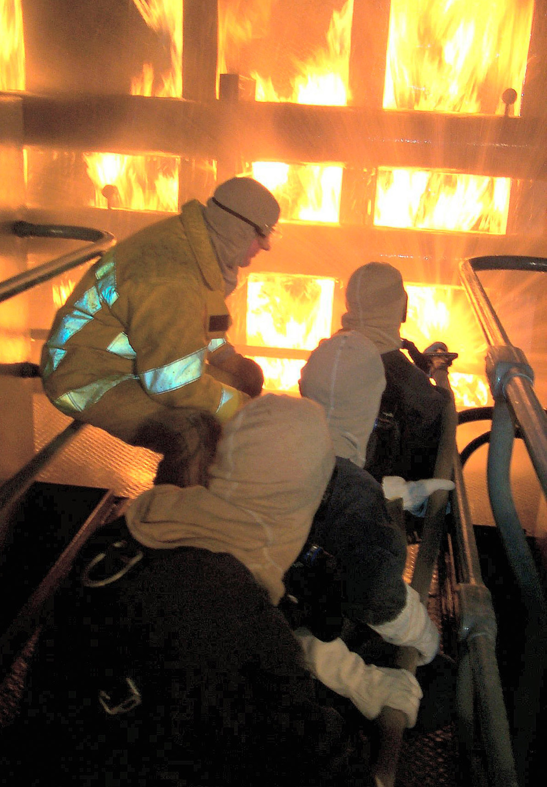 US_Navy_100125-N-9531K-001_Submarine_Sailors_train_in_firefighting.jpg