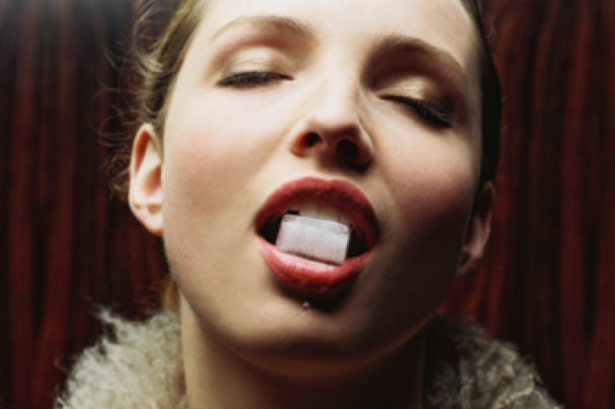 Woman-chewing-ice-3169638.png