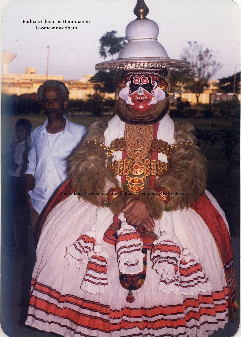 Radhakrishnan+as+Hanuman+in+Lavanasuravadham+(1987).+Shri+TVA+Warrier+in+the+background.jpg