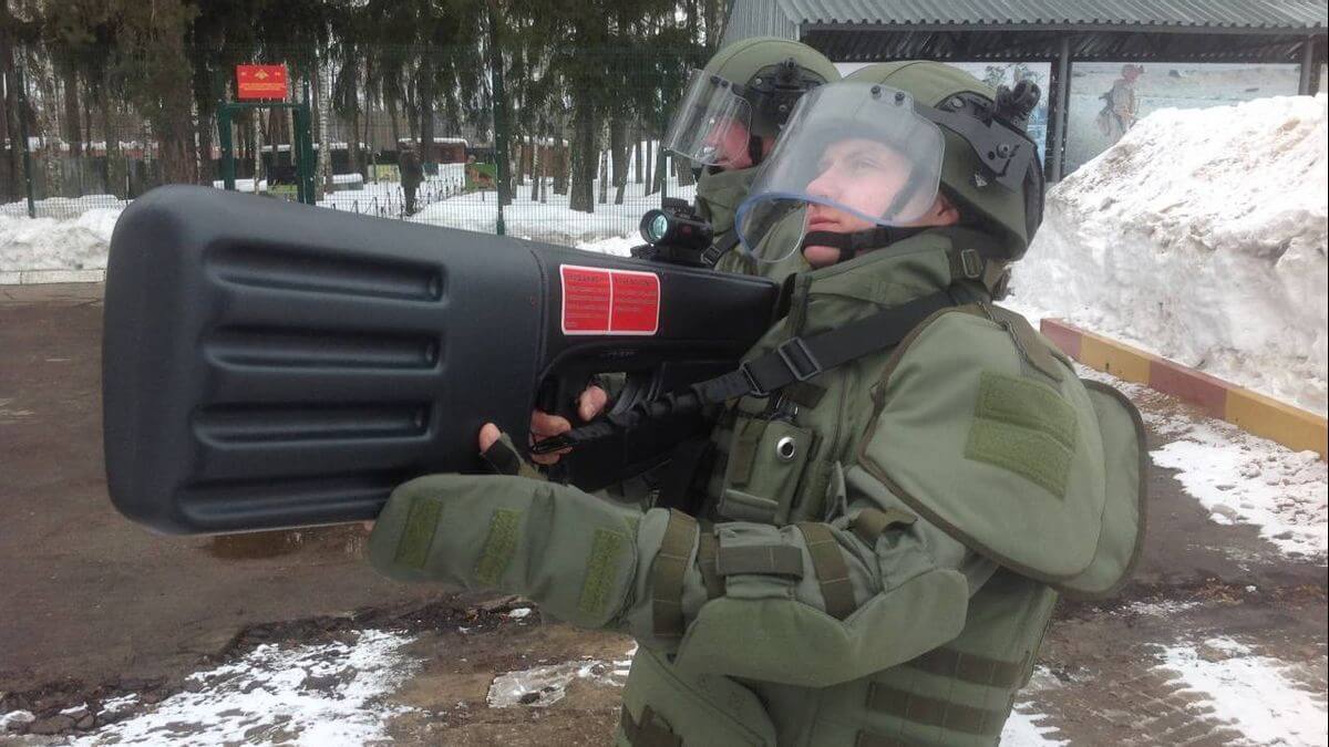 Russias-Stupor-anti-drone-jammer-gun-being-operated-by-a-pair-of-Russian-soldiers.jpg