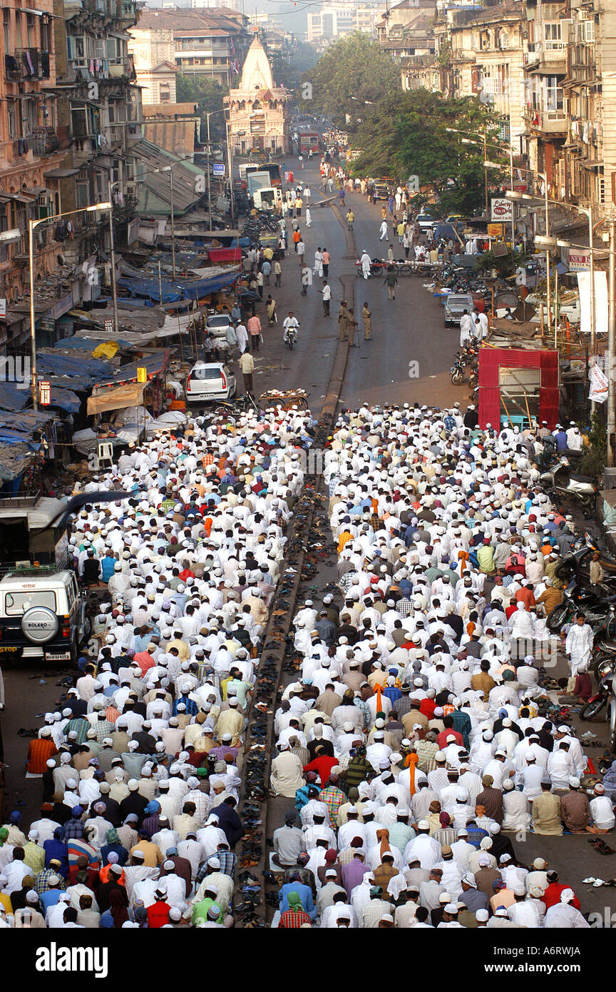 asb77317-mass-muslims-prayer-eid-ul-fitr-namaz-on-the-road-bombay-A6RWJA.jpg