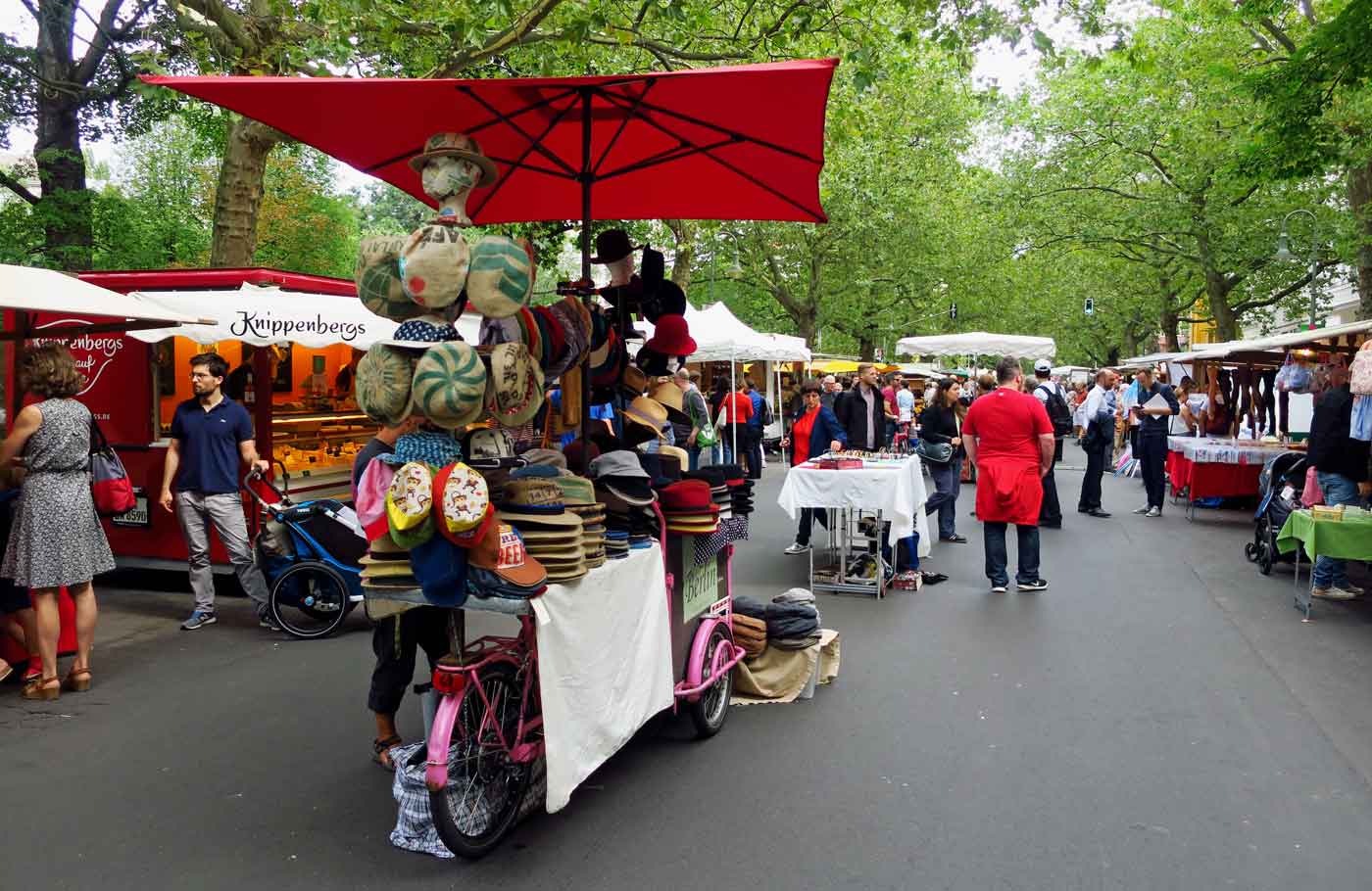 Stalls-at-the-Kollwitzplatz-Markt-in-Berlin.jpg