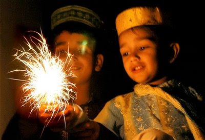 Muslim+boy+celebrates+Diwali+lights+phuljhadi.jpg