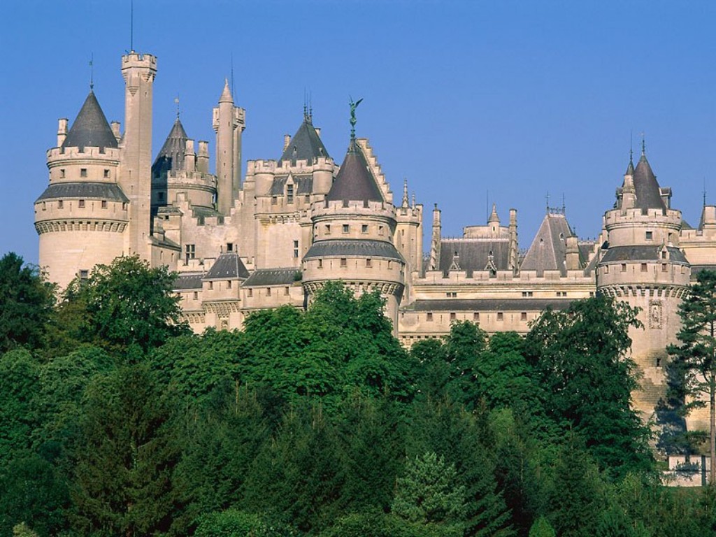 Chateau-De-Pierrefonds-France-1-ZL4CG22J1D-1024x768.jpg